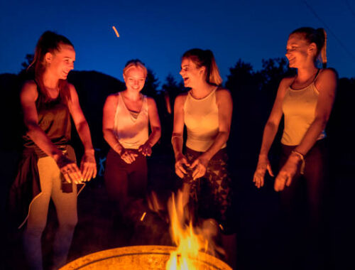 mit Bekannaten am Feuer